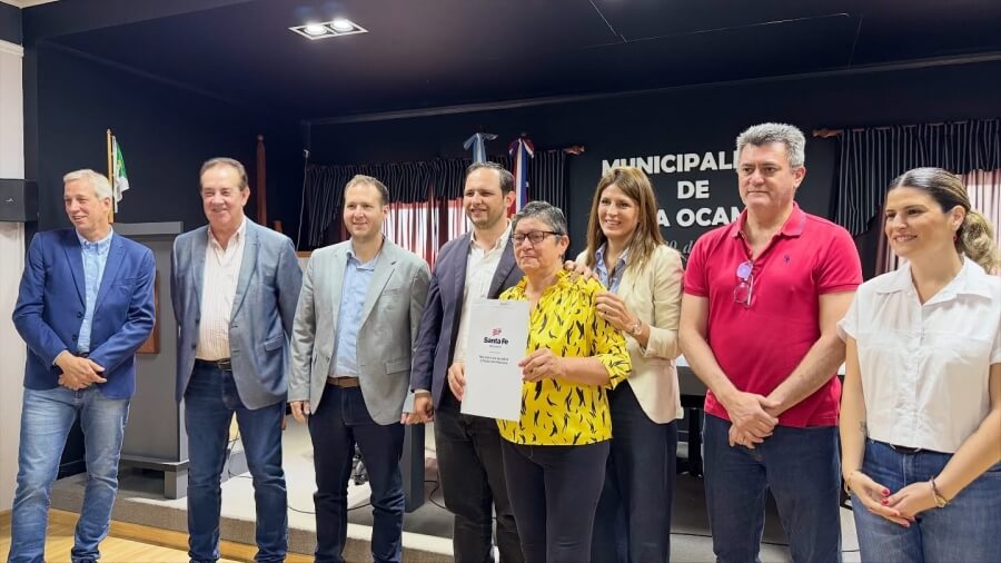 Entrega de escritura a una de las beneficiarias del plan de regularización dominial en Villa Ocampo