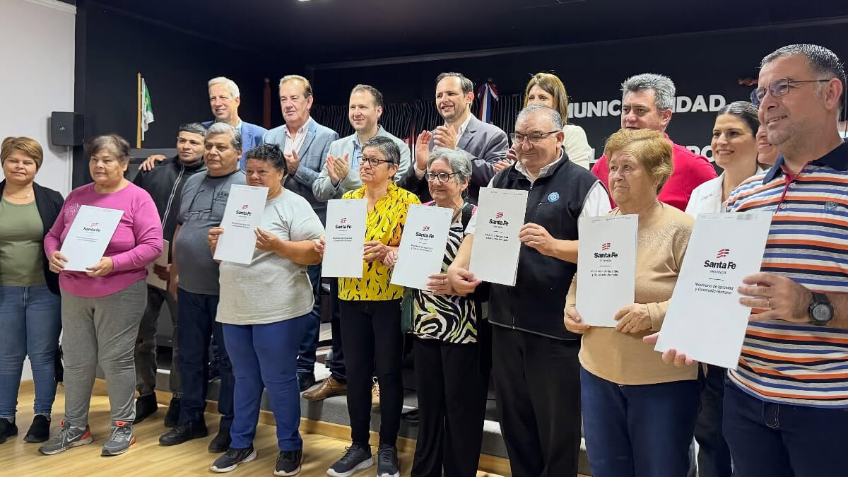 Acto de entrega de escrituras a familias en Villa Ocampo