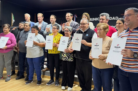 Acto de entrega de escrituras a familias en Villa Ocampo