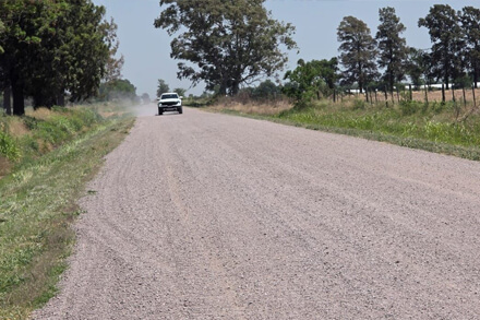 Camino de ripio habilitado en zona rural de San Guillermo, beneficiando a producción lechera y educación