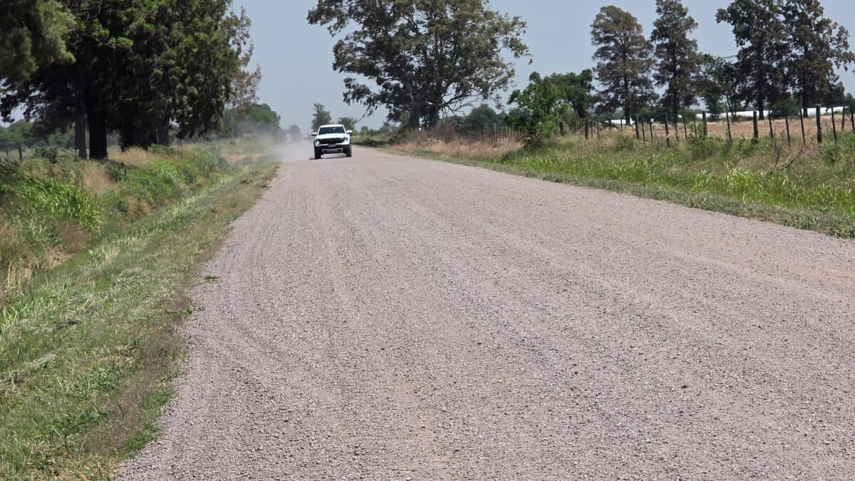 Camino de ripio habilitado en zona rural de San Guillermo, beneficiando a producción lechera y educación