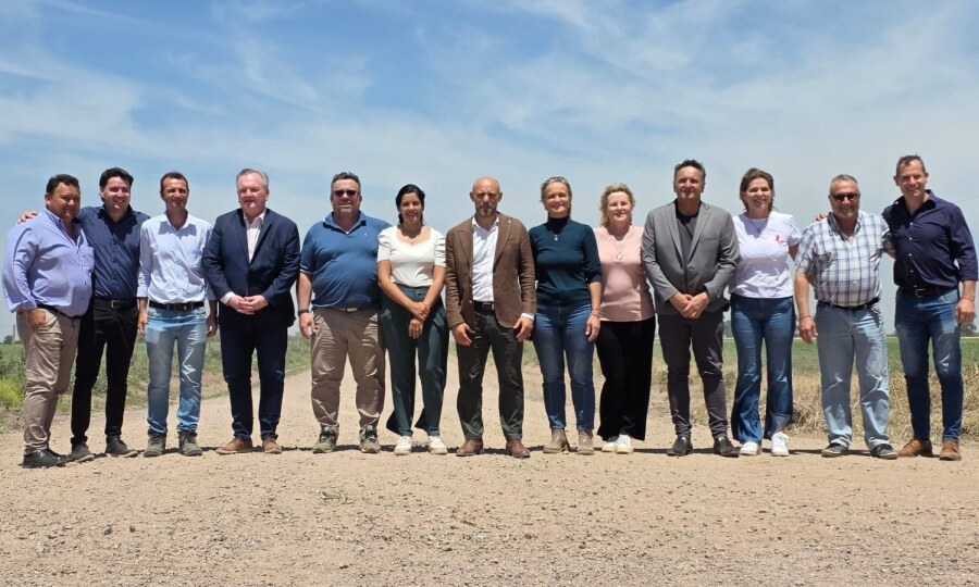 El senador Michlig y el ministro Puccini jutno a autoridades locales y vecinos en la habilitación del tramo de mejoras en el marco del programa Caminos Productivos