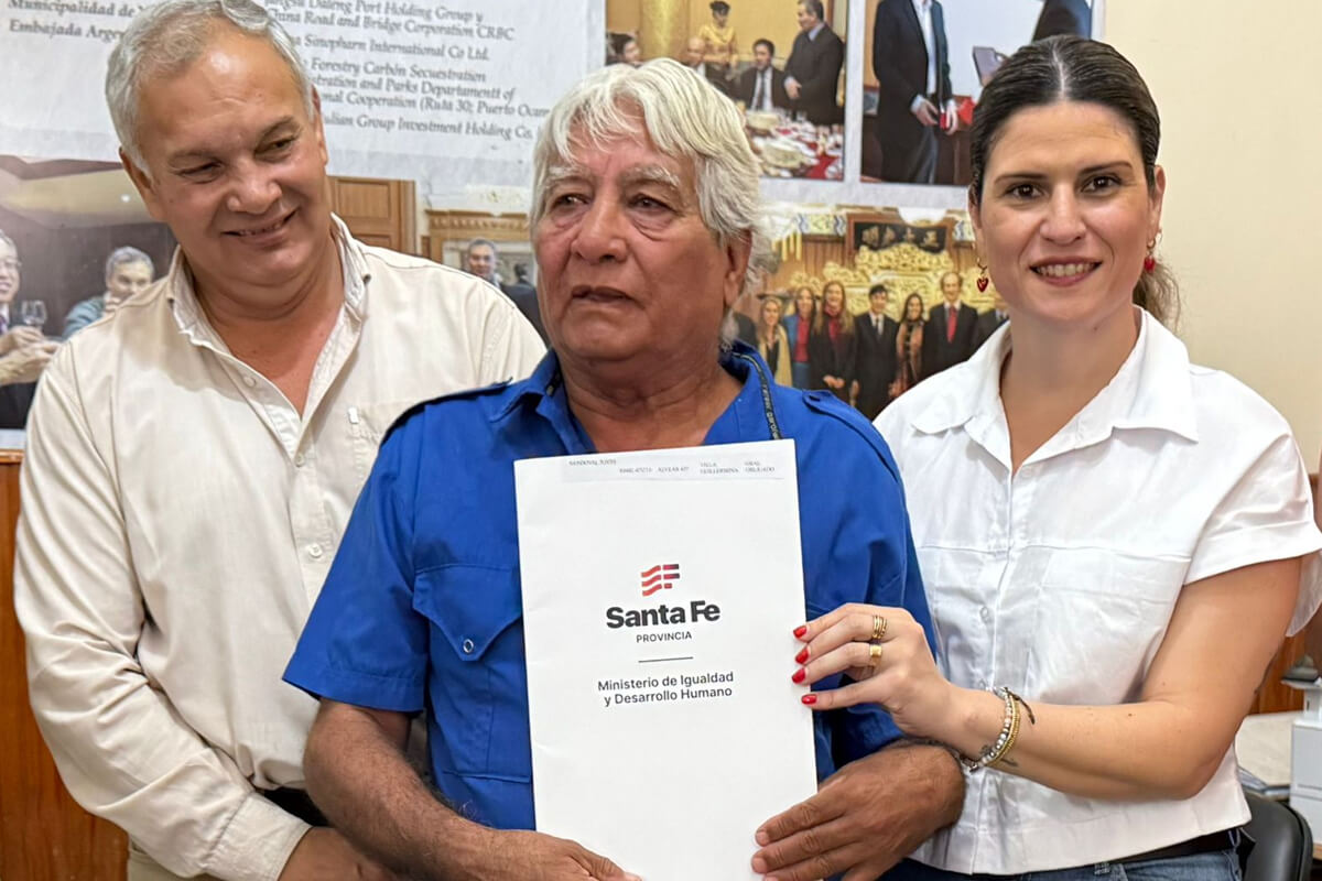 La diputada Charo Mancini entrega una escritura a un beneficiario del Programa de Regularización Dominial en el norte santafesino
