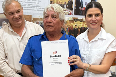 La diputada Charo Mancini entrega una escritura a un beneficiario del Programa de Regularización Dominial en el norte santafesino