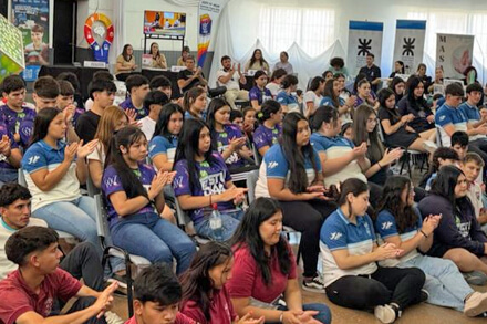 Jóvenes alumnos de Villa Ocampo participando en la Expo Futuro 2025 en el Complejo ARNO, orientados sobre carreras y oportunidades educativas