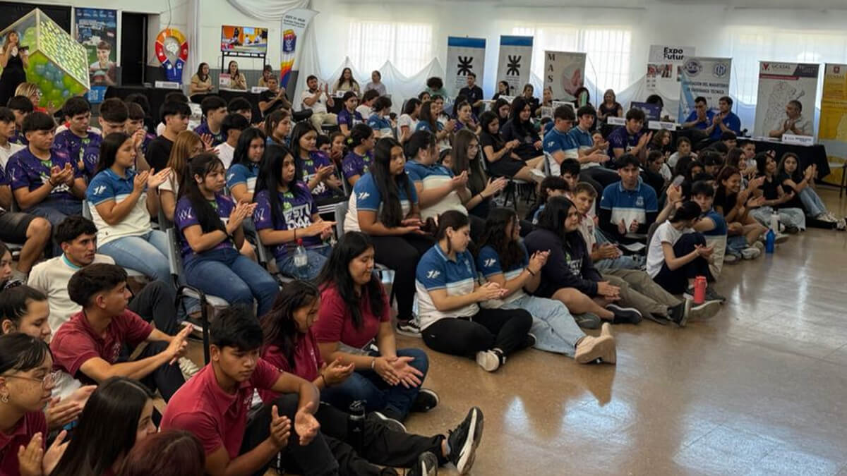 Jóvenes alumnos de Villa Ocampo participando en la Expo Futuro 2025 en el Complejo ARNO, orientados sobre carreras y oportunidades educativas