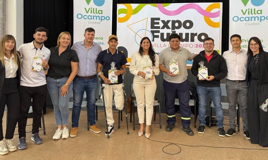 Representantes de universidades e institutos presentando sus ofertas académicas en la Expo Futuro Villa Ocampo 2025