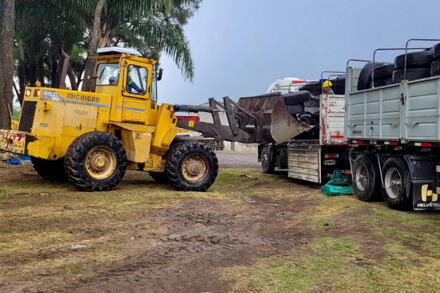 Carga de neumáticos fuera de uso para reciclaje en Corrientes como parte de la prevención del dengue en Avellaneda