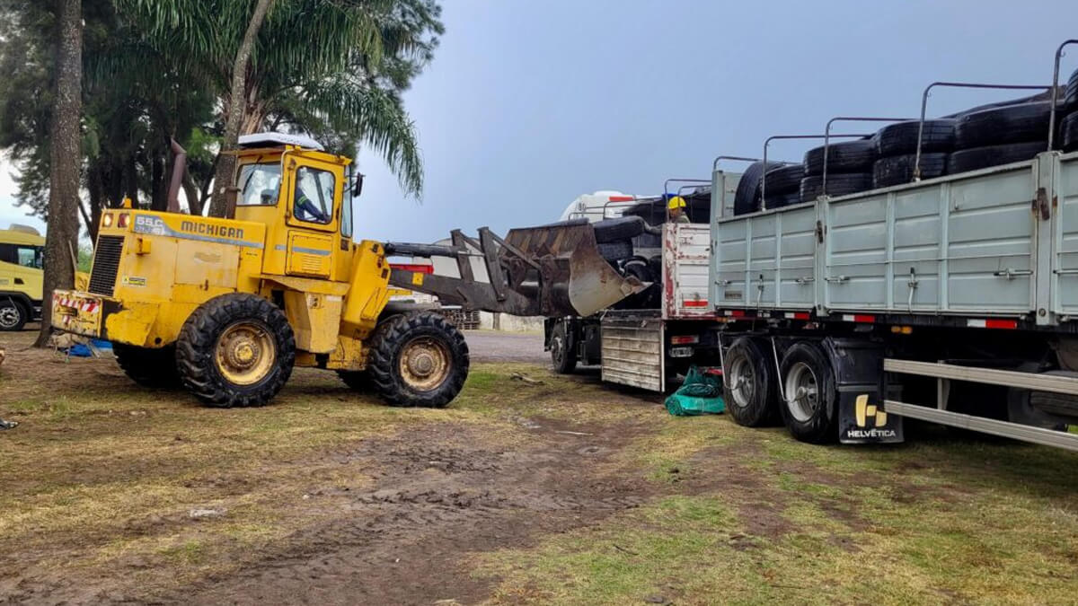 Carga de neumáticos fuera de uso para reciclaje en Corrientes como parte de la prevención del dengue en Avellaneda