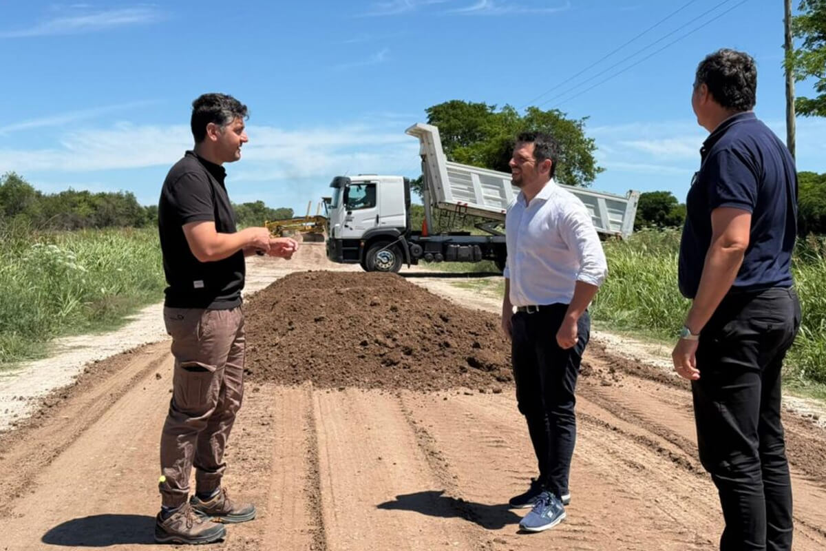 Gonzalo Braidot recorriendo la obra de ripio que une Avellaneda y Guadalupe Norte, mejorando la conectividad y la producción en el norte santafesino.