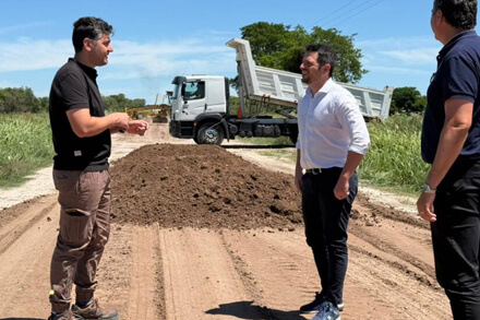 Gonzalo Braidot recorriendo la obra de ripio que une Avellaneda y Guadalupe Norte, mejorando la conectividad y la producción en el norte santafesino.