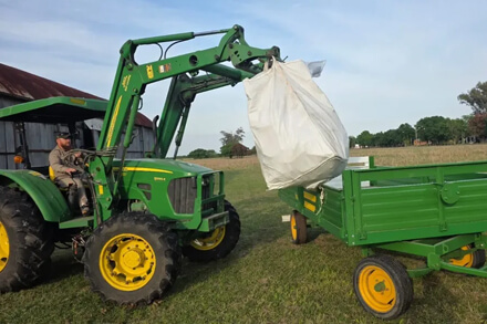 Trabajos de carga de residuos secos para reciclaje en Cacique Ariacaiquín junto a la Cooperativa EcoRes San Justo