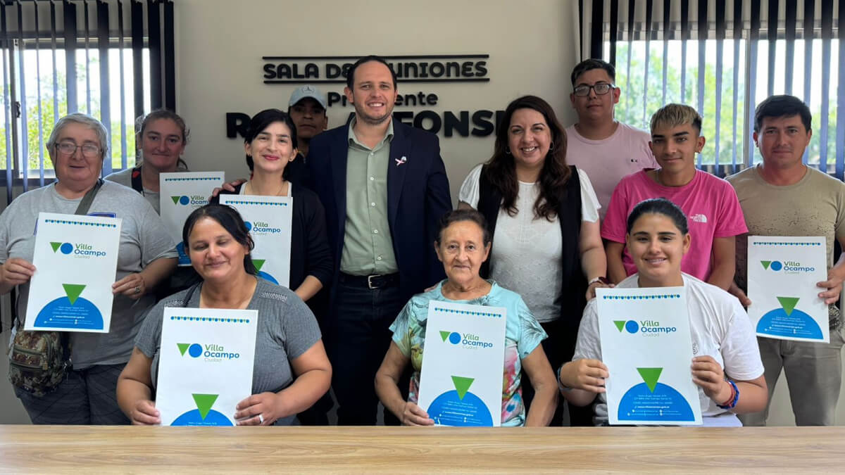 Cristian Marega entrega créditos del Banco Solidario a emprendedores locales en acto municipal