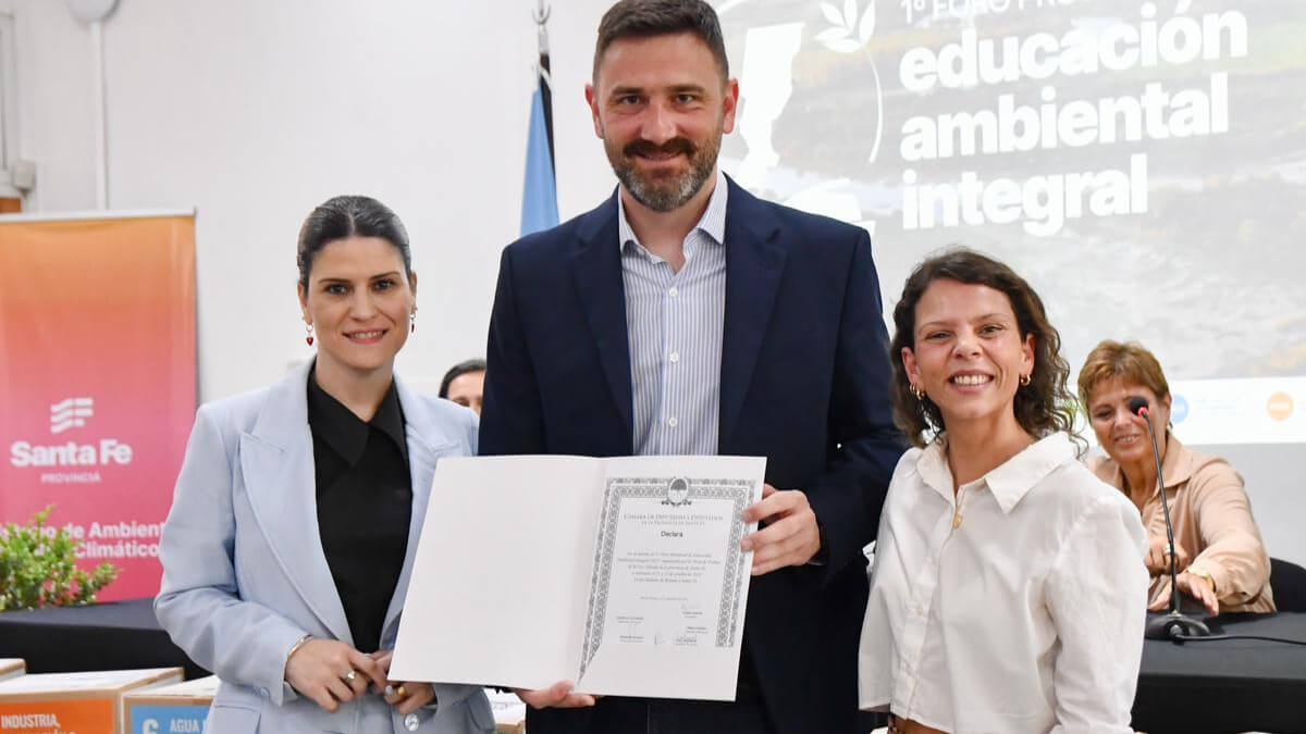 Diputada Charo Mancini entrega la Declaración de Interés al ministro Enrique Estévez durante el Foro Provincial de Educación Ambiental en Santa Fe