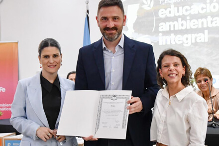 Diputada Charo Mancini entrega la Declaración de Interés al ministro Enrique Estévez durante el Foro Provincial de Educación Ambiental en Santa Fe