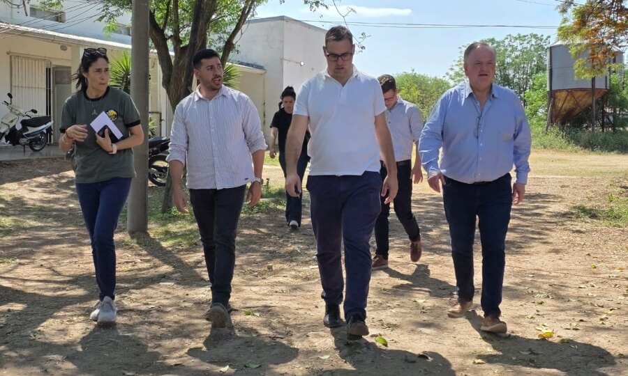 Felipe Michlig acompañado por directivos escolares, recorriendo la Escuela Agrotécnica N°308 de Ceres junto a autoridades locales