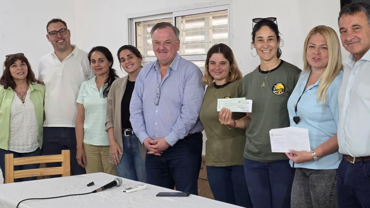 Felipe Michlig entrega aporte económico y motoguadaña Stihl en la Escuela Agrotécnica N°308 de Ceres junto a autoridades locales