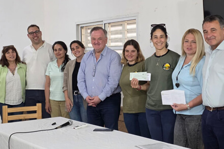 Felipe Michlig entrega aporte económico y motoguadaña Stihl en la Escuela Agrotécnica N°308 de Ceres junto a autoridades locales