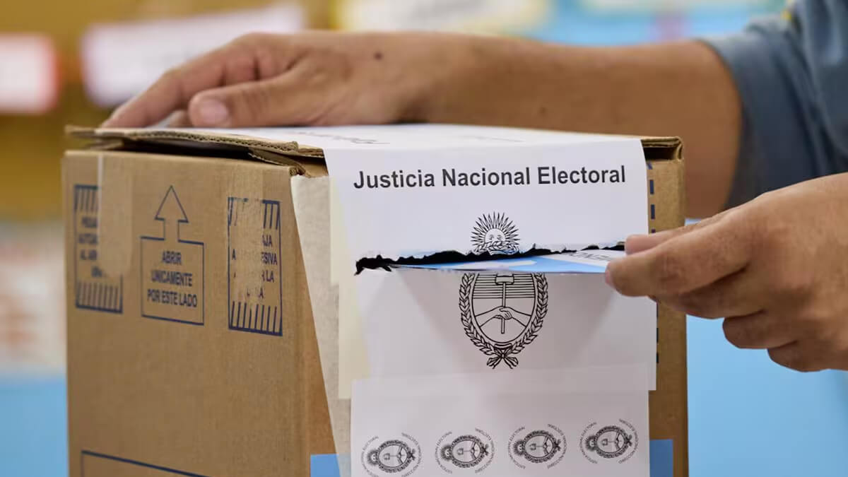 Elector emitiendo su voto en las elecciones legislativas 2025 en el norte de Santa Fe
