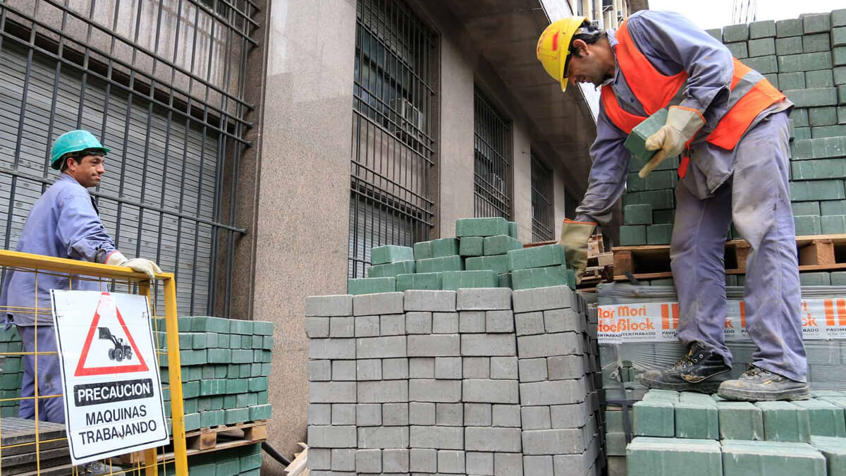 Intendente Leonardo Braidot junto a integrantes de la Biblioteca Popular Mariano Moreno recorriendo obras en Avellaneda Santa Fe