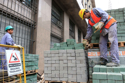 Intendente Leonardo Braidot junto a integrantes de la Biblioteca Popular Mariano Moreno recorriendo obras en Avellaneda Santa Fe