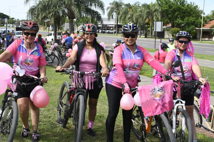 Mujeres participando de la bicicleteada rosa en Avellaneda 2024 por la prevención del cáncer de mama.
