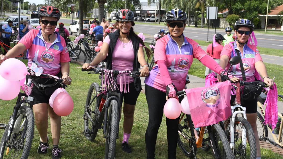 Mujeres participando de la bicicleteada rosa en Avellaneda 2024 por la prevención del cáncer de mama.