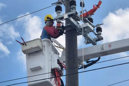 Empleado de la EPE realizando tareas en la red eléctrica de Media Tensión en Reconquista