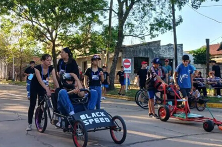 Carros artesanales en edición anterior del Concurso de Carros Sin Tracción en Romang