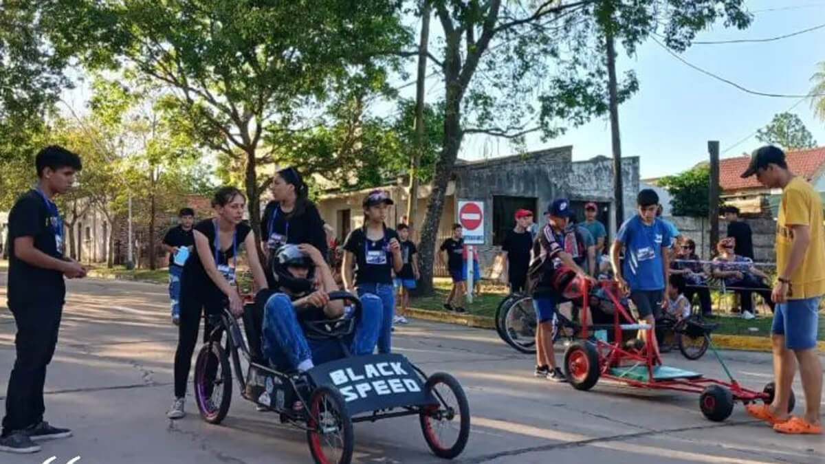 Carros artesanales en edición anterior del Concurso de Carros Sin Tracción en Romang