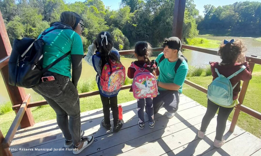 Jóvenes observando la Reserva Jardín Florido desde el mirador instalado a orillas del Arroyo Tapenagá en Florencia