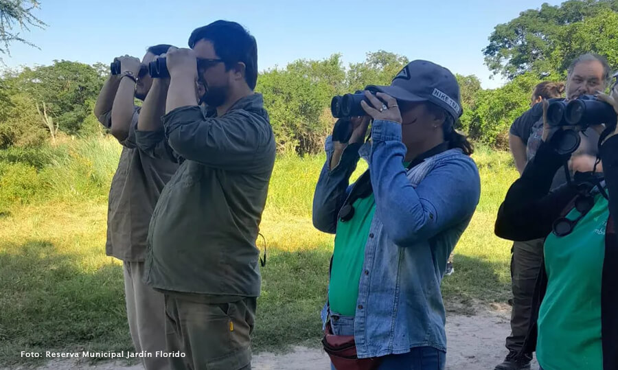 Observadores de aves visitando la Reserva, que constituye un punto importante para la actividad en el norte santafesino