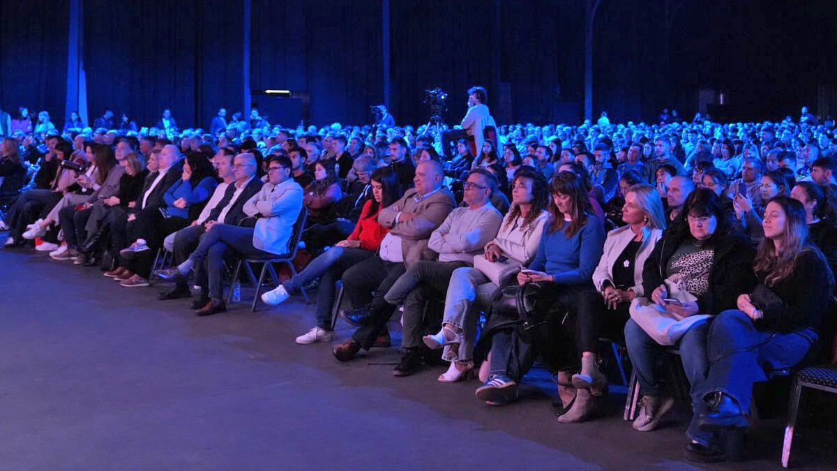 Autoridades y deportistas en el Segundo Congreso Santa Fe en Movimiento 2025 en Rosario, Salón Metropolitano