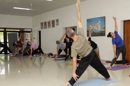 Clase de yoga en el Centro Cultural de Guadalupe Norte con el profesor Juan Marcelo Berlanda, bienestar y conexión cuerpo mente