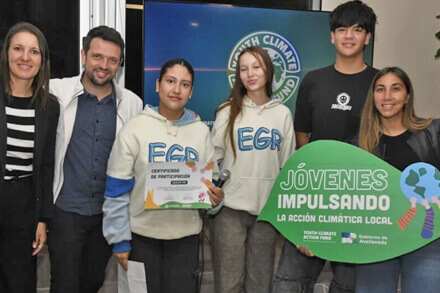 Intendente Gonzalo Braidot junto a jóvenes participantes del Fondo de Acción Climática Juvenil en el Centro de Innovación de Avellaneda