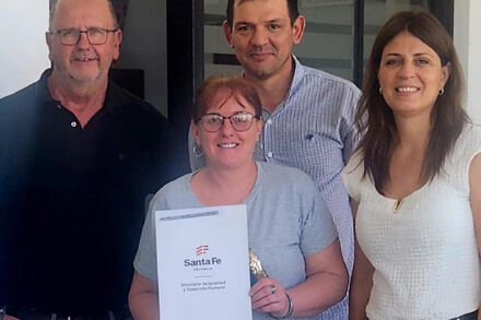 Presidente comunal Edgardo Cainelli junto a Norma Demartín durante la entrega de escritura en El Araza bajo la Ley Pierri.