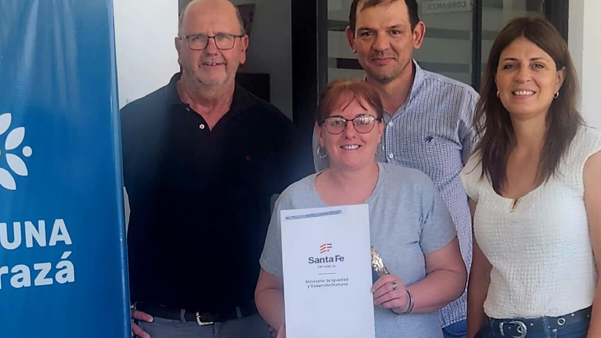 Presidente comunal Edgardo Cainelli junto a Norma Demartín durante la entrega de escritura en El Araza bajo la Ley Pierri.