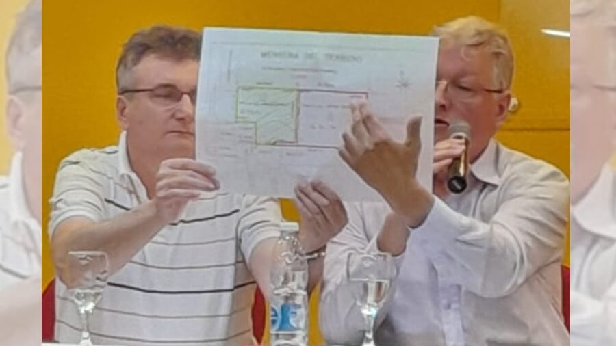 Presidente Héctor Soneyro explica detalles del terreno donado por la Mutual de Romang Fútbol Club al club deportivo.