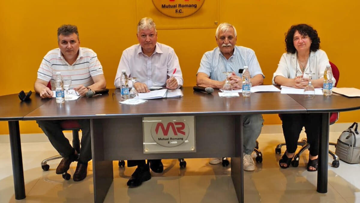 Mesa de conducción de la asamblea de la Mutual de Romang Fútbol Club: Jorge Cian, Héctor Soneyro, Alberto Bieri y Mónica Paz durante la aprobación de la donación del predio deportivo.