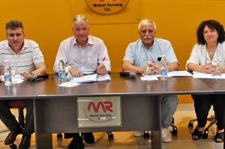 Mesa de conducción de la asamblea de la Mutual de Romang Fútbol Club: Jorge Cian, Héctor Soneyro, Alberto Bieri y Mónica Paz durante la aprobación de la donación del predio deportivo.