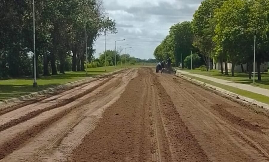 Personal comunal de Las Garzas realizando trabajos de mejoras en calles de ripio