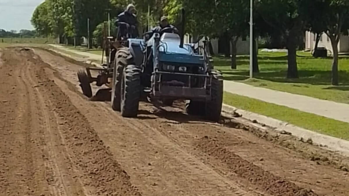 trabajos de mantenimiento y perfilado en calles de piso natural en Las Garzas