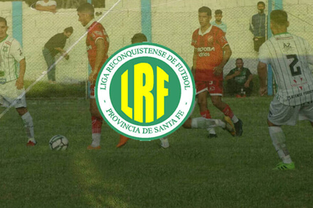 Logo de la Liga Reconquistense de Fútbol con partido de fondo