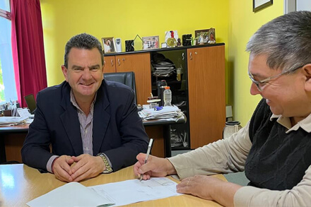 Intendente Roberto Spontón entregando aporte al Templo Evangélico Asamblea de Dios en Malabrigo