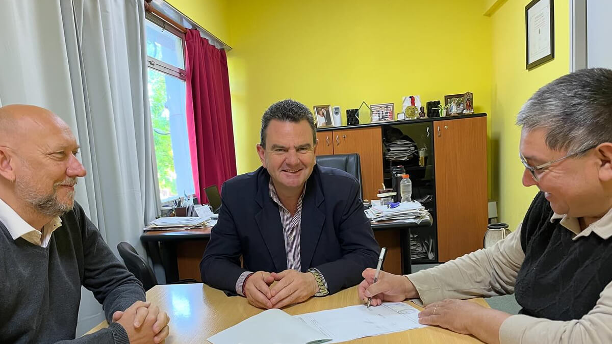 Intendente Roberto Spontón y secretario Marcos Colignon entregando aporte al Templo Evangélico Asamblea de Dios en Malabrigo