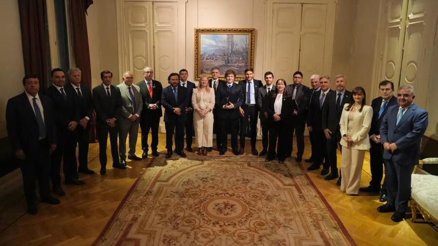 Javier Milei junto a gobernadores en reunión en Casa Rosada sobre reformas del Presupuesto 2026