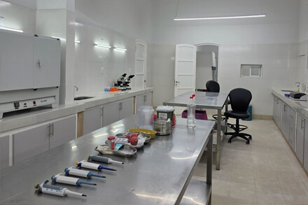 Laboratorio refuncionalizado en el Hospital de Vera