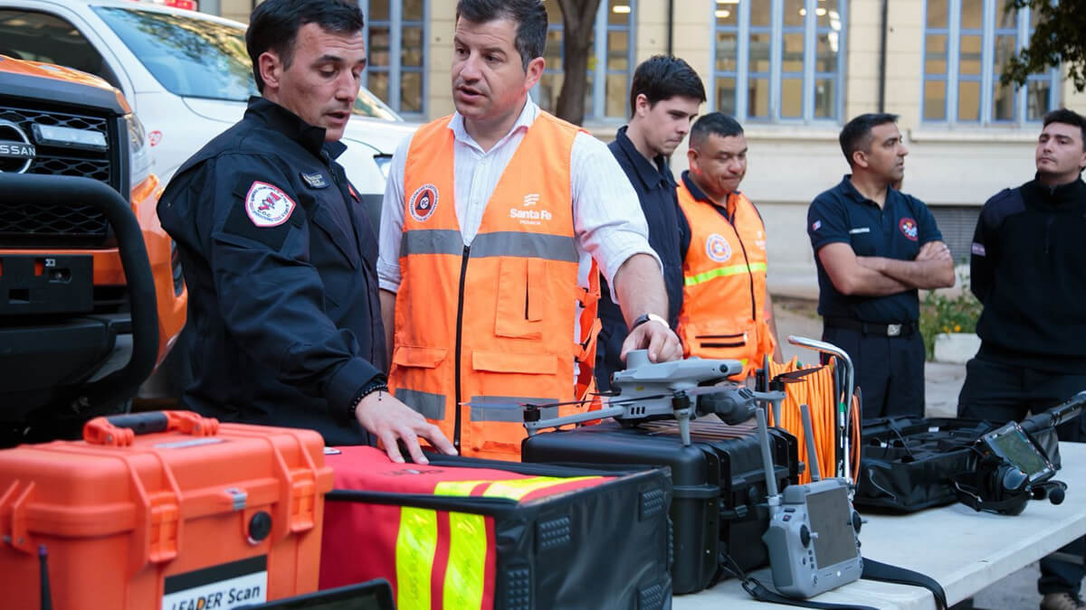 Bomberos voluntarios santafesinos con el equipamiento con el que parte a Chubut 