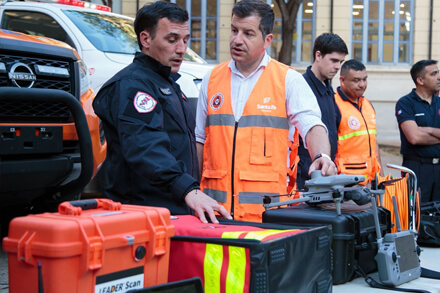 Bomberos voluntarios santafesinos con el equipamiento con el que parte a Chubut 