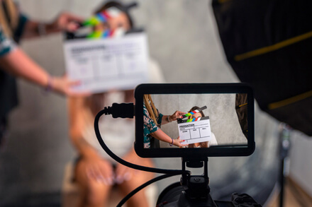 Jóvenes grabando un cortometraje con celular